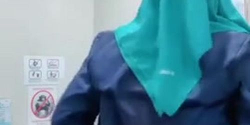 Tante Hijab Hijau Lagi Kerja Di Kantor Izin Ke Toilet Buat Colmek Hot Banget.mp4