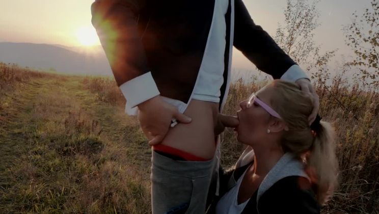 Risky Spontaneous deep outdoor blowjob during sunset with oral Creampie